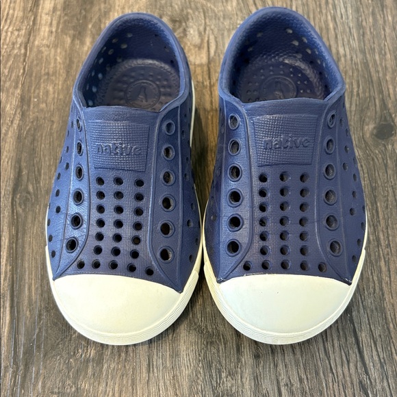 Native Jefferson Navy Perforated Slip On Shoes with White Toe Size 6 - Picture 1 of 6